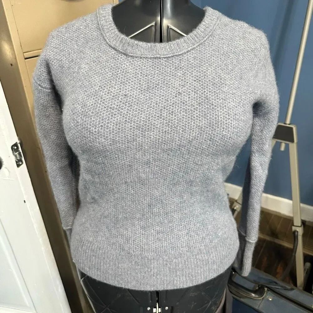 Nicole Miller gray cashmere S luxe soft sweater